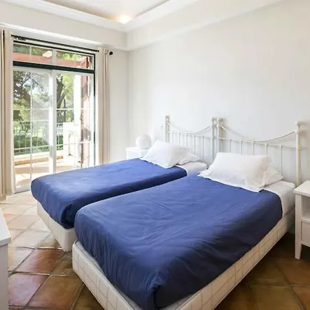Sleeps 4 Air Con T607991 شقة